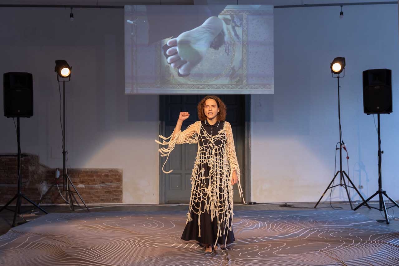 Turneul Acting Out &icirc;ncepe la Cluj: Katia Pascariu, &icirc;n rolul Estherei Magyar-Gonda, deschide dialogul despre corp, memorie și vulnerabilitate