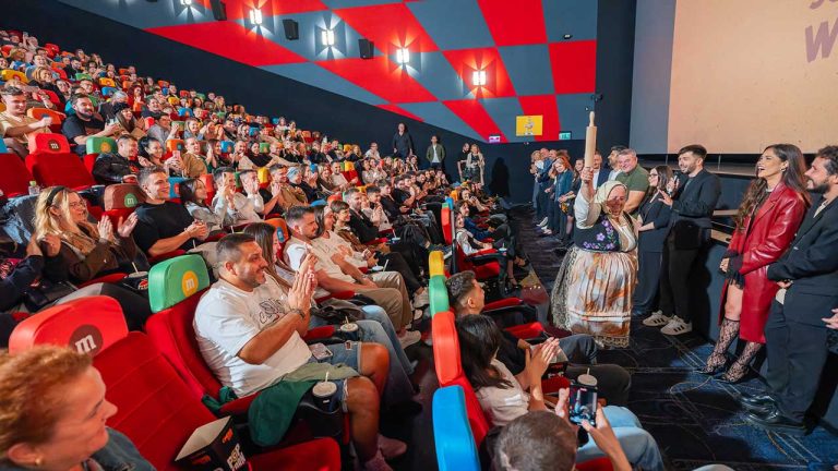 Vecina lui Mircea Bravo a cucerit Bucureștiul: 1600 de spectatori la avanpremiera comediei anului