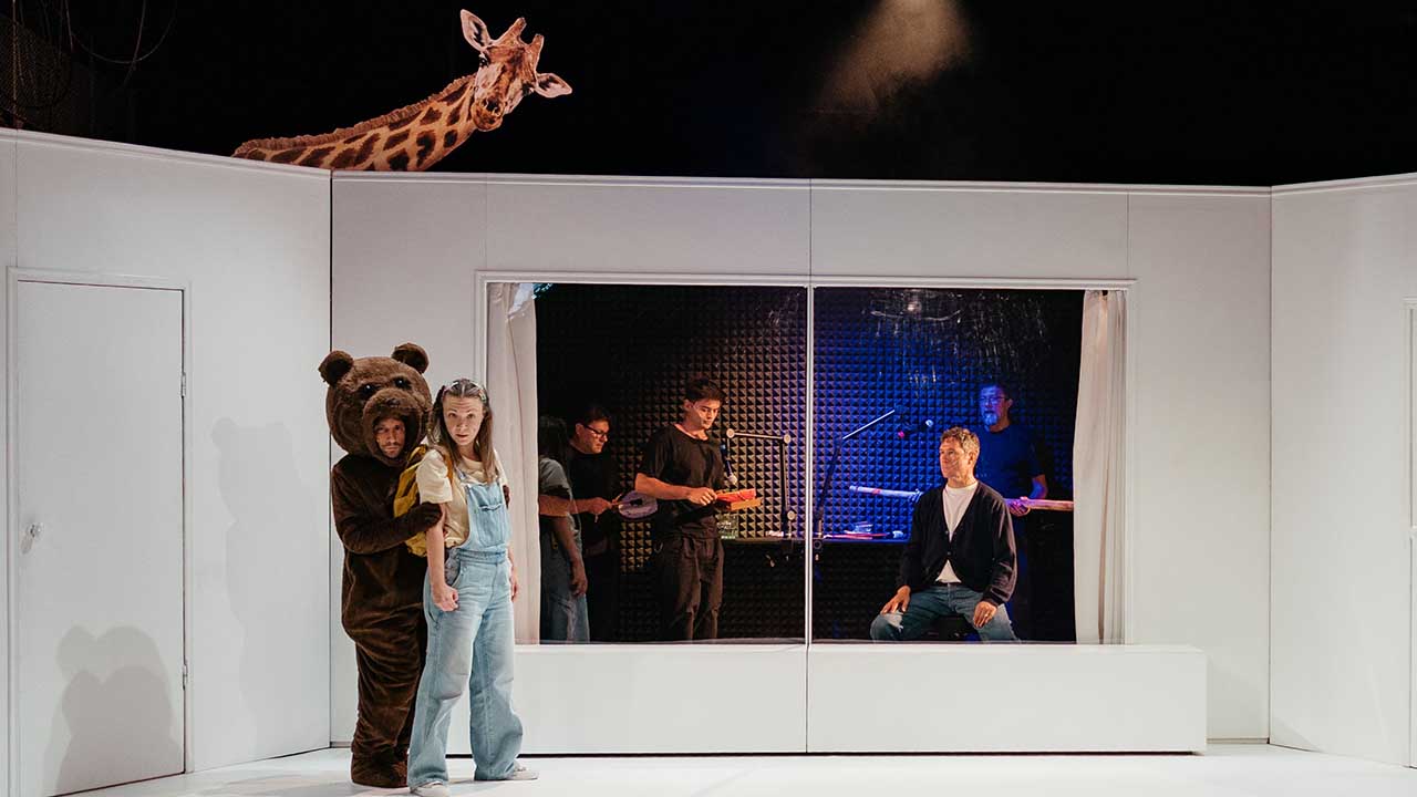 Teatrul EXCELSIOR anunță prima premieră a stagiunii 2025&ndash;2026: Tristețe și bucurie &icirc;n viața girafelor&nbsp;de Tiago Rodrigues, &icirc;n regia lui Irisz Kovacs