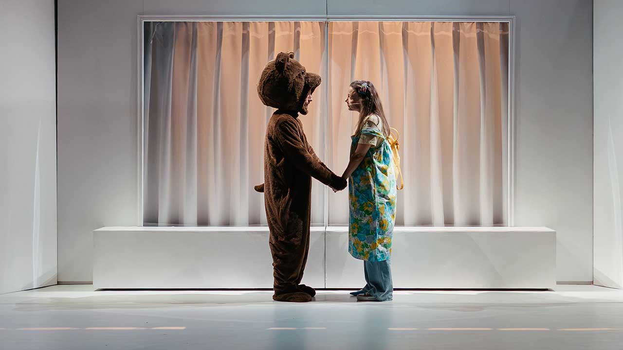 Teatrul EXCELSIOR anunță prima premieră a stagiunii 2025&ndash;2026: Tristețe și bucurie &icirc;n viața girafelor&nbsp;de Tiago Rodrigues, &icirc;n regia lui Irisz Kovacs