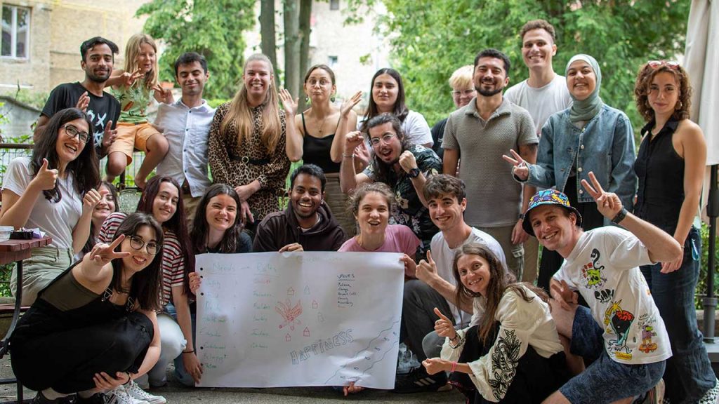 7 tineri și 10 orașe: Caravana „Trippy Ca Pe Vremuri”, prima caravană de educație non-formală din România, pornește din nou la drum între 15–27 septembrie 2025
