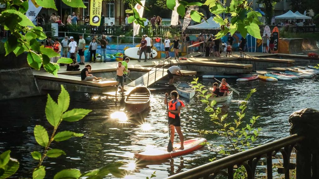 Dâmbovița Delivery la Operă – festivalul care readuce râul în inima cartierului Cotroceni | 20–21 septembrie 2025 | Debarcader Opera Română, București | Intrare liberă