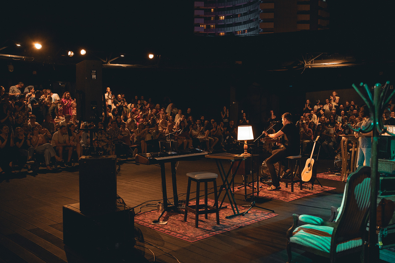Seria de concerte Rooftop Season 2025 de pe acoperișul TNB se &icirc;ncheie cu Paul Tihan și Andra Andriuca