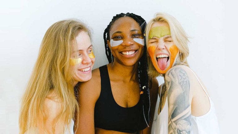 Skincare și pregătirea pentru make-up: cum să îți tratezi pielea înainte de aplicarea fondului de ten