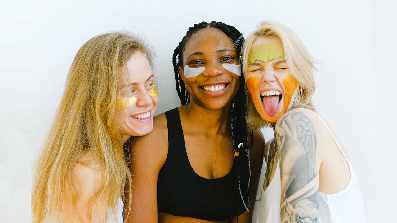 Skincare și pregătirea pentru make-up: cum să &icirc;ți tratezi pielea &icirc;nainte de aplicarea fondului de ten