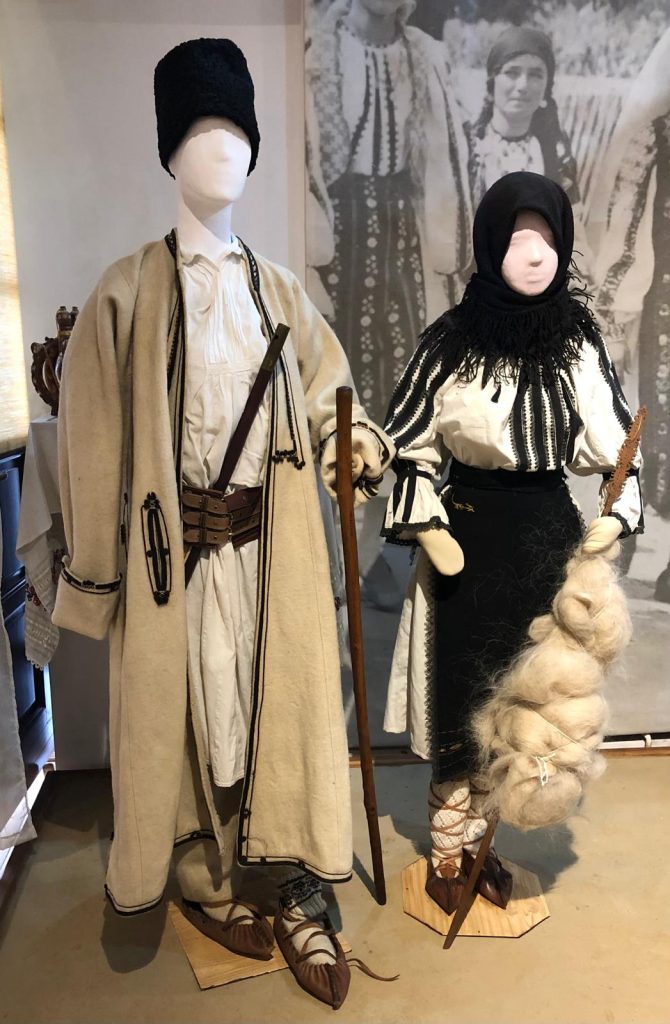 Costumul Păstorilor Ungureni