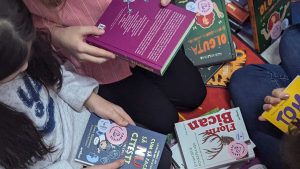 CarteTeca 2025: 250.000 lei pentru 50 de biblioteci școlare. Libris și Salvați Copiii România dau startul înscrierilor pentru cea de-a 7-a ediție.