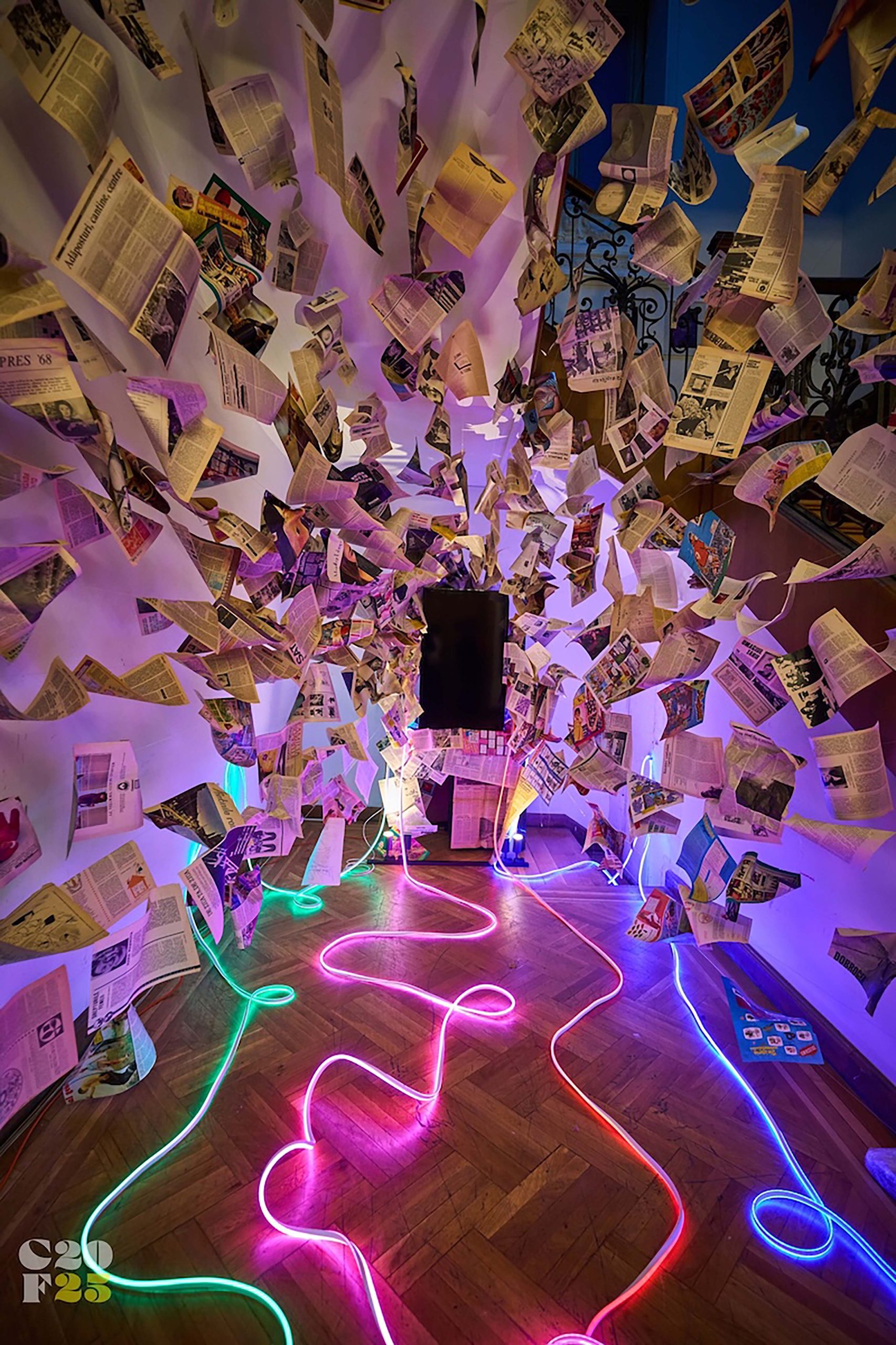 Tur ghidat în expozițiile Collage Festival & concert Alex Ștefănescu pe 2 noiembrie 2025 la Green Hours. Expoziția poate fi vizitată până pe 25 noiembrie 2025