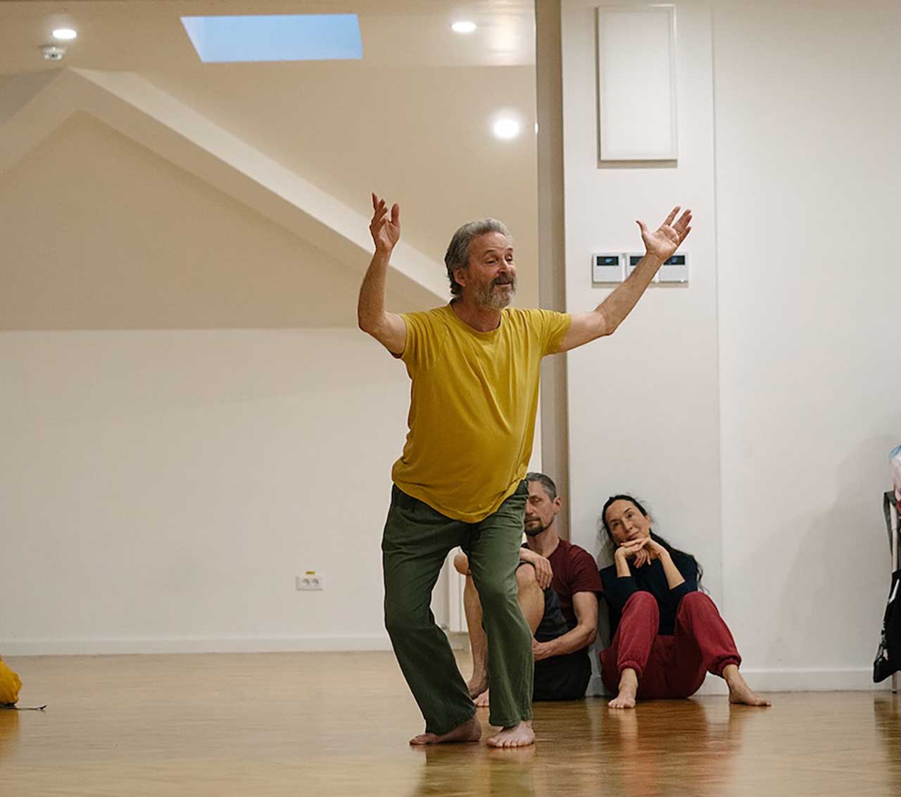 Coregraful britanic Steve Batts aduce la Iași, pe 19 octombrie, spectacolul „How To Watch Dancing (Looking Away From The Naked Emperor)”