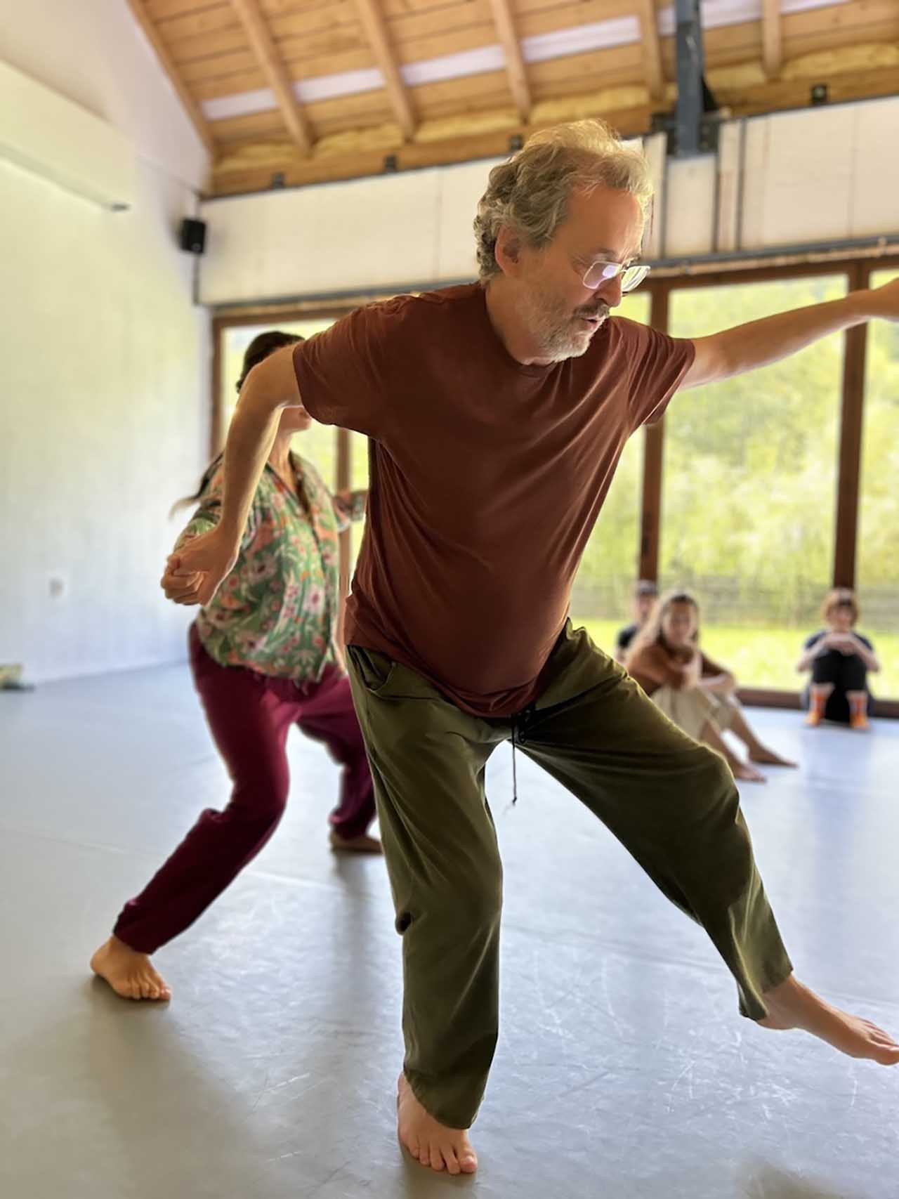 Coregraful britanic Steve Batts aduce la Iași, pe 19 octombrie, spectacolul „How To Watch Dancing (Looking Away From The Naked Emperor)”