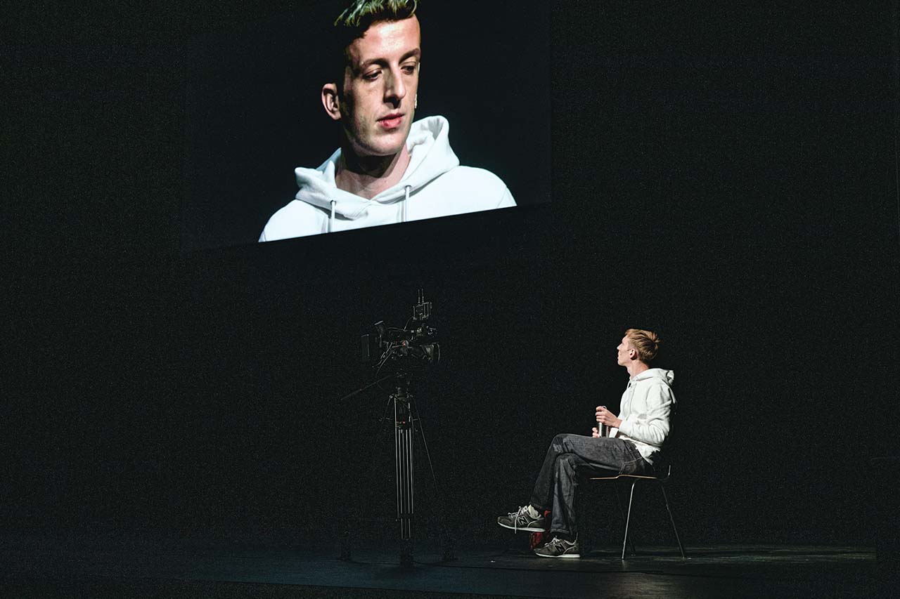Milo Rau, invitat special la ediția de toamnă a Stagiunii Internaționale de Teatru – ARCUB, cu spectacolul „The Interrogation”