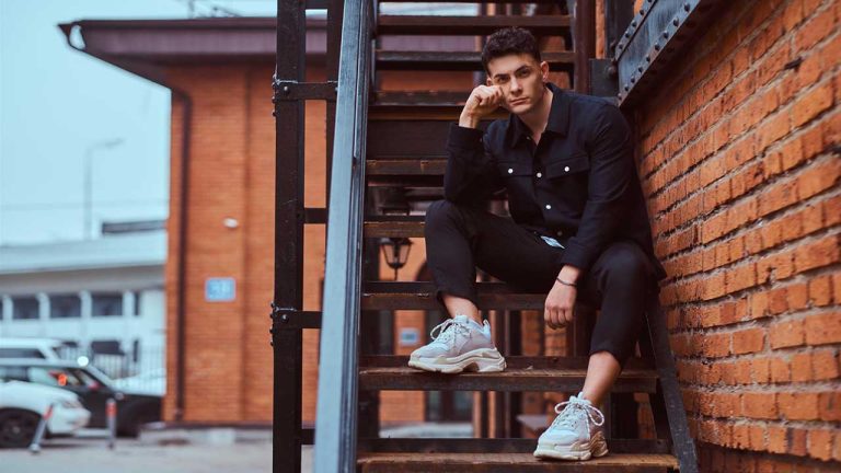 De la terenul de baschet la festival: Cum au cucerit adidașii înalți moda urbană și au redefinit stilul masculin