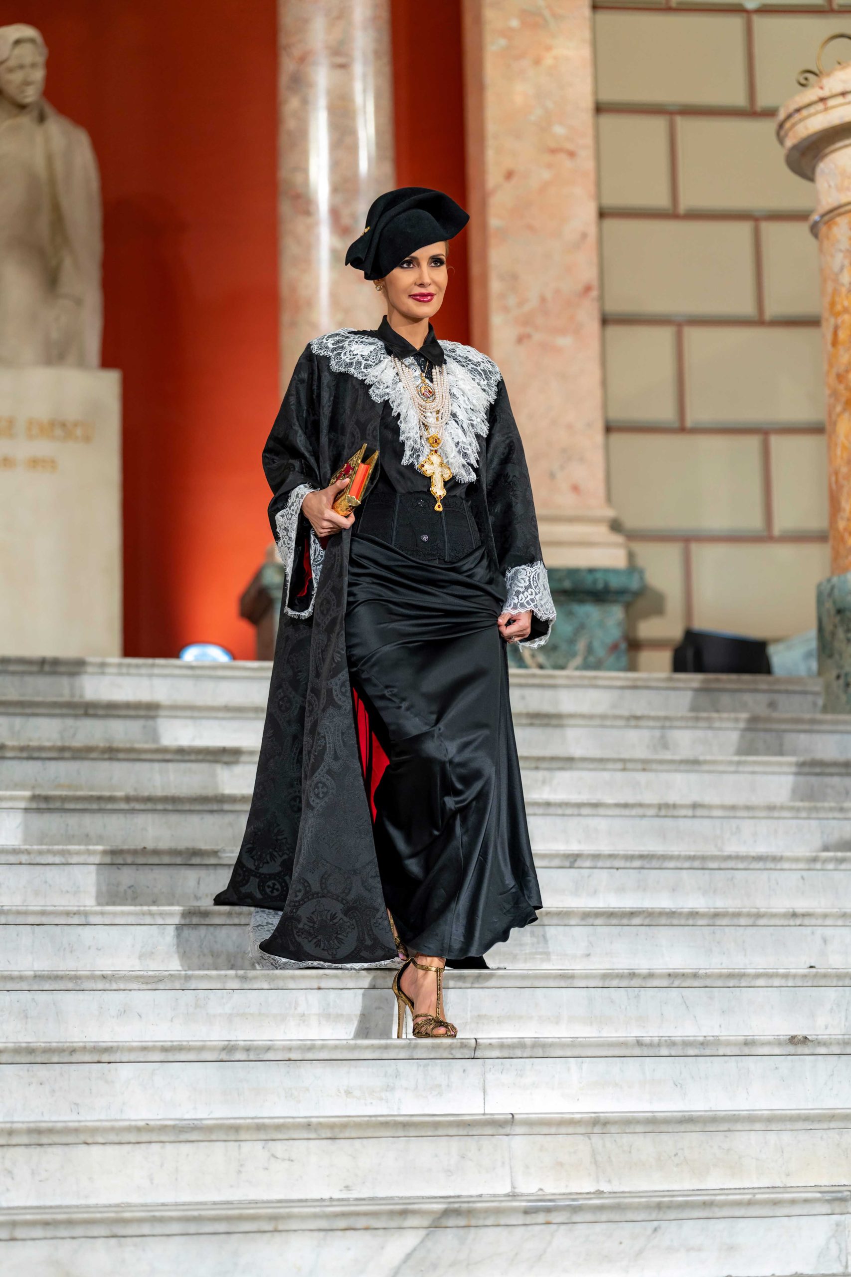 Colecția “Chipurile Mariei, Regina României” By Alin Gălățescu