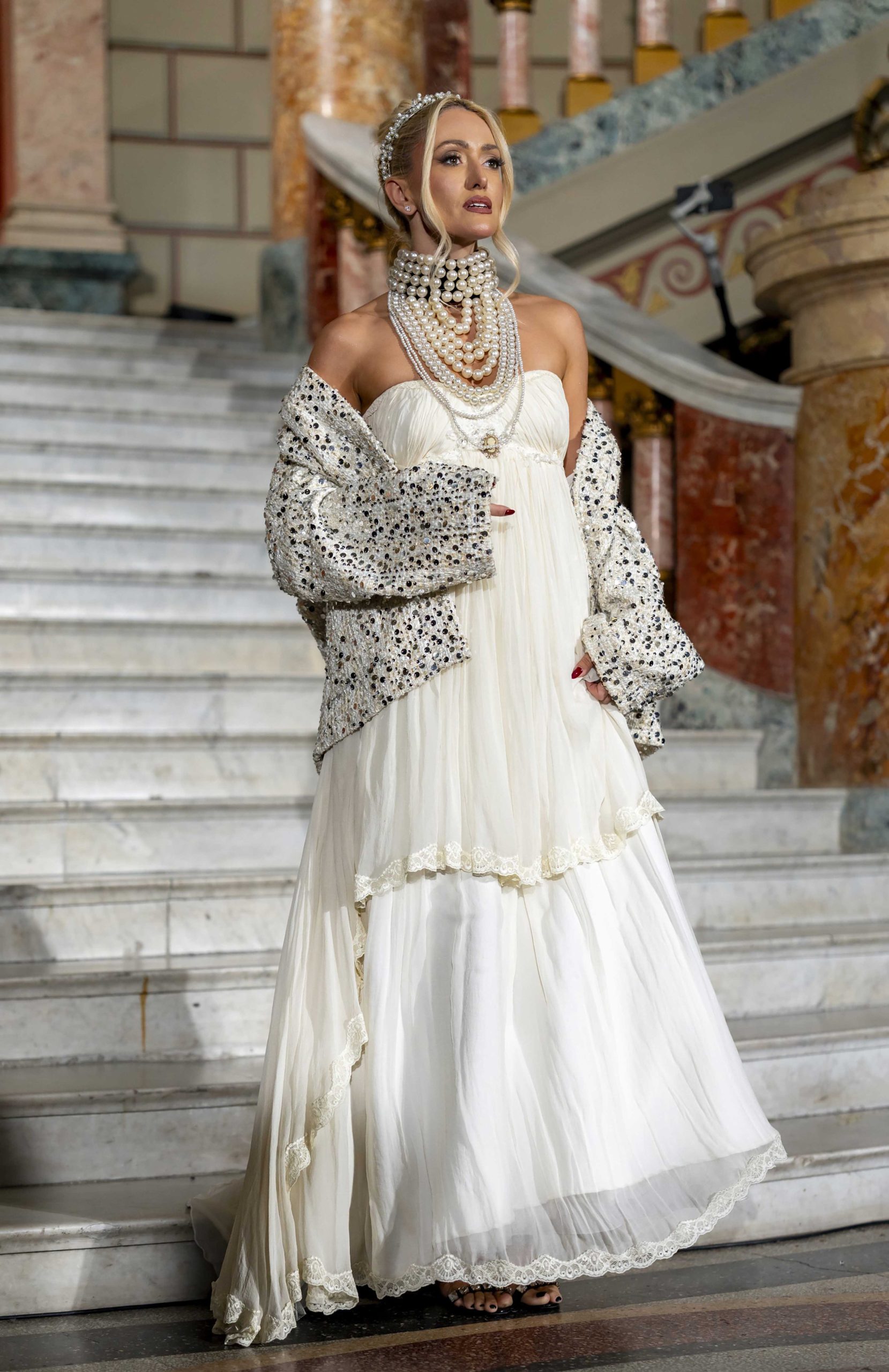 Colecția “Chipurile Mariei, Regina României” By Alin Gălățescu