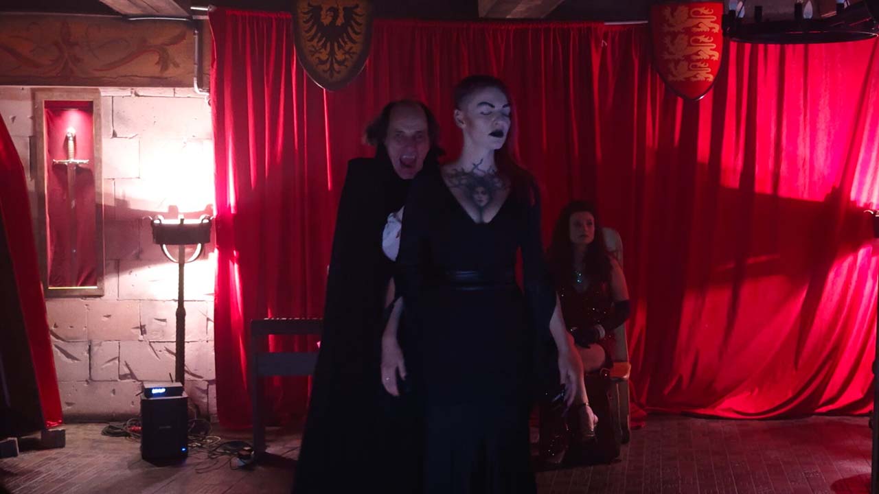 DRACULA, noul film al lui Radu Jude, ajunge în cinematografe de Halloween
