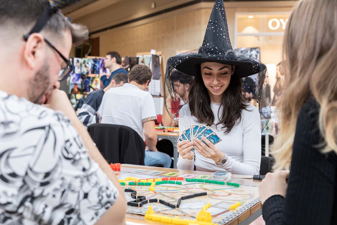 Dracula Fantasy Con 2025 aduce magia fanteziei la Brașov, cu competiții de gaming, board games, cosplay și artiști vizuali
