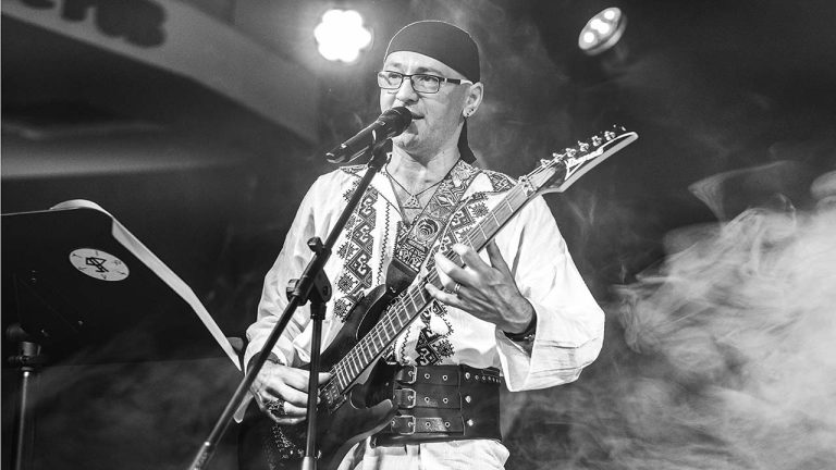 De Moș Nicolae, Ionutz oferă o seară de rock țărănesc și intrare gratuită pentru diabetici