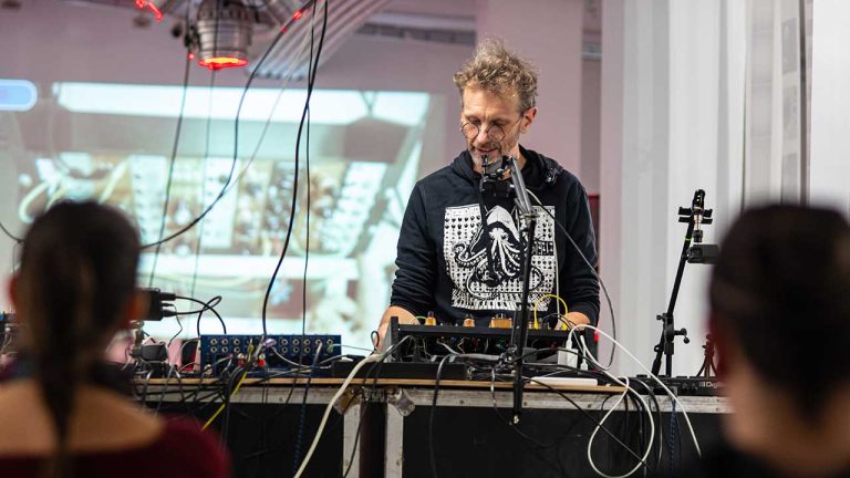 Festivalul Analog Mania se încheie cu un Photo-Bio-Sound Performance