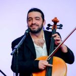 Violoncelistul Adrian Naidin dă glas colindelor și cântecelor tradiționale rare în concertul „Între cer și pământ”