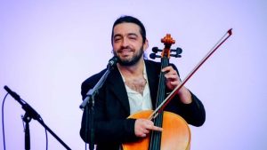 Violoncelistul Adrian Naidin dă glas colindelor și cântecelor tradiționale rare în concertul „Între cer și pământ”