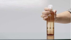 Wella Professionals lansează Ultimate Smooth Glass Liquid Layer – spray-ul care oferă părului efectul instant de “glass hair”