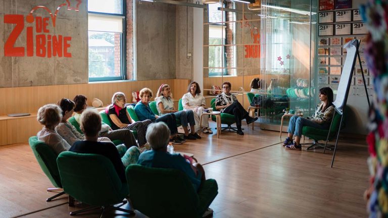 „One World Romania în cartiere” deschide dialoguri intergeneraționale la Centrul Comunitar Zi de Bine
