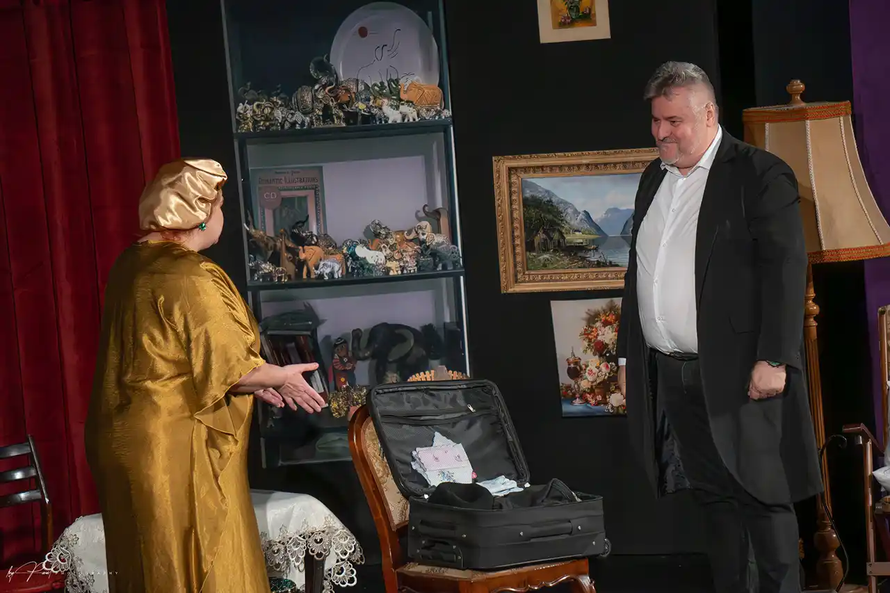 Actori pe scenă în spectacolul Hoț să fii, noroc să ai! Actori pe scenă în spectacolul Hoț să fii, noroc să ai!