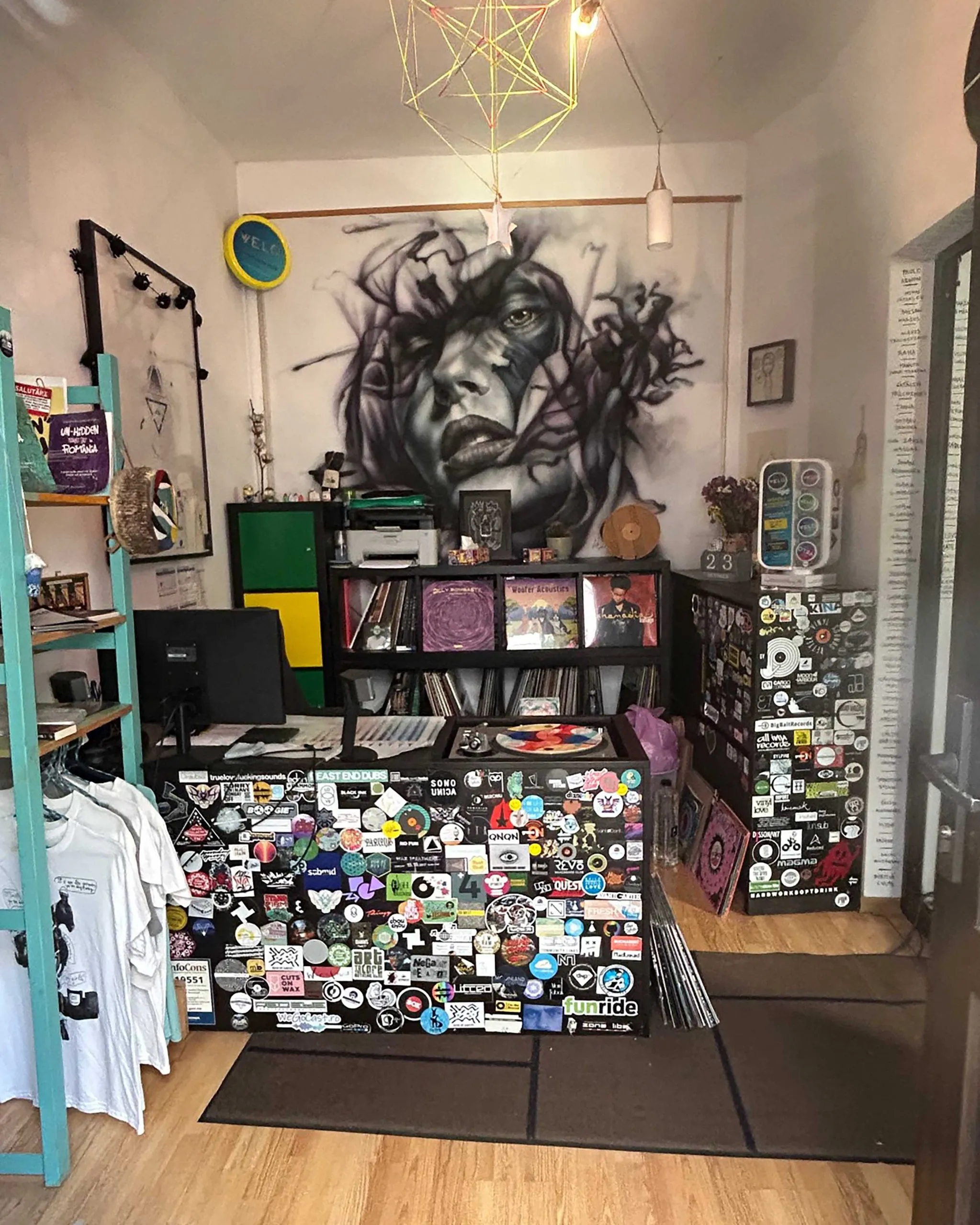 Interior Misbits București: tejghea, viniluri și mural pe perete &icirc;ntr-un record shop