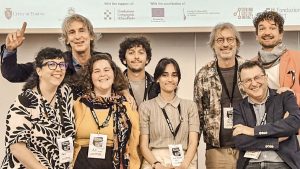Profesioniștii din domeniul cultural din întreaga Europă sunt invitați să participe la conferința hibridă „Contact Zones in Practice”, care va avea loc pe 3 decembrie 2025, la București.