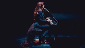 Leyah te invită la „Unplugged Stories” – un eveniment muzical ce îmbină stilul cinematic pop cu conversații despre (de)conectare și prezență