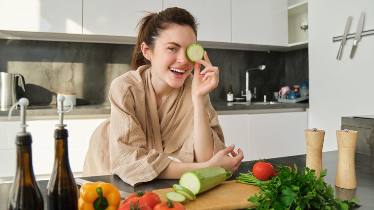 Ghid de supraviețuire urbană: Cum te bucuri de sezonul rece fără să intri în „hibernare” culinară