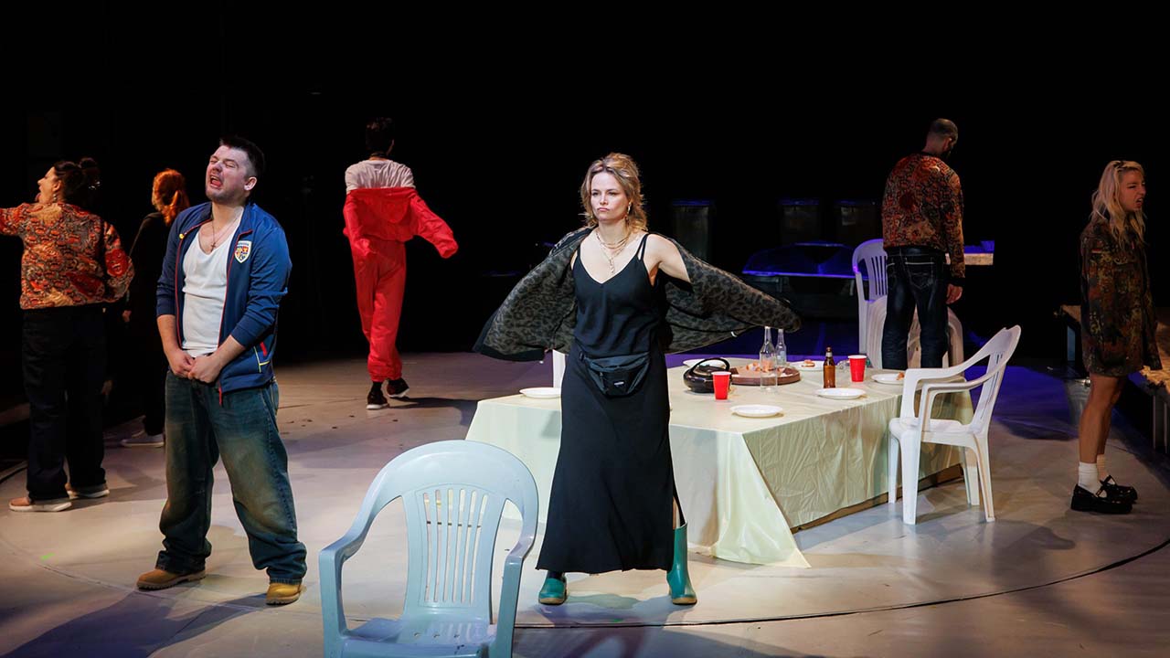 Premieră Teatrul Mic: &ldquo;Delta&rdquo;, de Leta Popescu, &icirc;n regia lui Alexandru Dabija