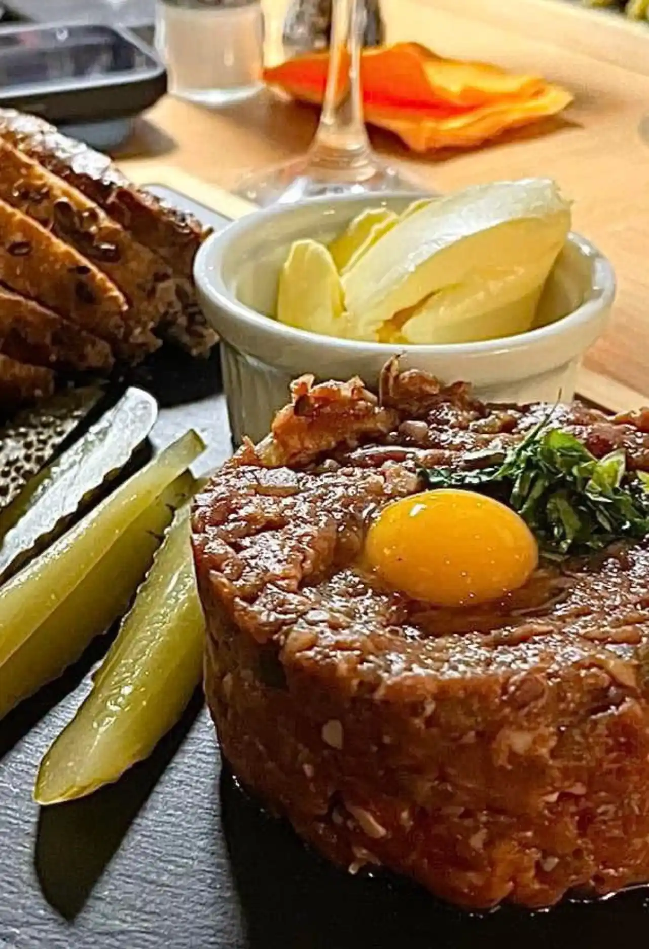 Biftec tartar Le Petit Bistro Brașov Biftec tartar și vin rosu de la Purcari @ Le Petit Bistro Brașov