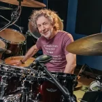 Legendarul toboșar Simon Phillips se întoarce la București, cu un recital inedit de jazz fusion de cea mai înaltă calitate