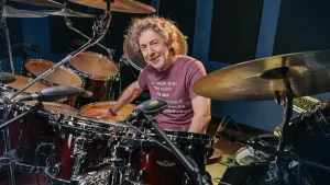 Legendarul toboșar Simon Phillips se întoarce la București, cu un recital inedit de jazz fusion de cea mai înaltă calitate