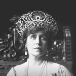 Regina Maria în afisul expozitiei EA: Regina si Marea