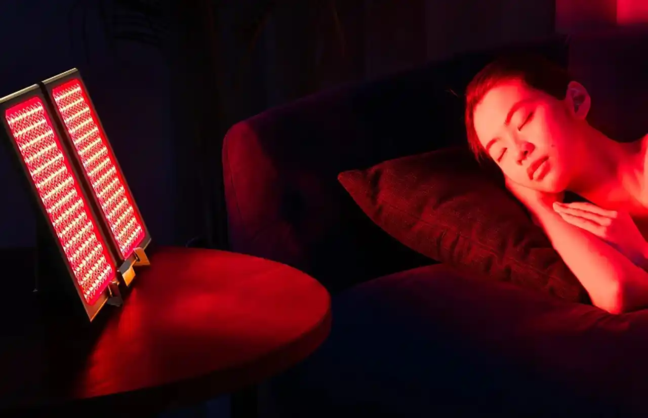 Terapii LED - FAQ LED red light therapy - poză pe fundal negru cu lumină roșie