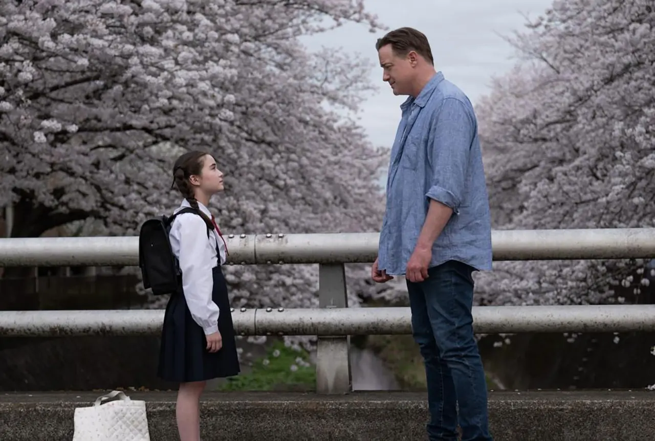 Brendan Fraser și Shannon Mahina Gorman în Familie de închiriat / Rental Family (2025) Familie de inchiriat rental family 2026 - imagine din film