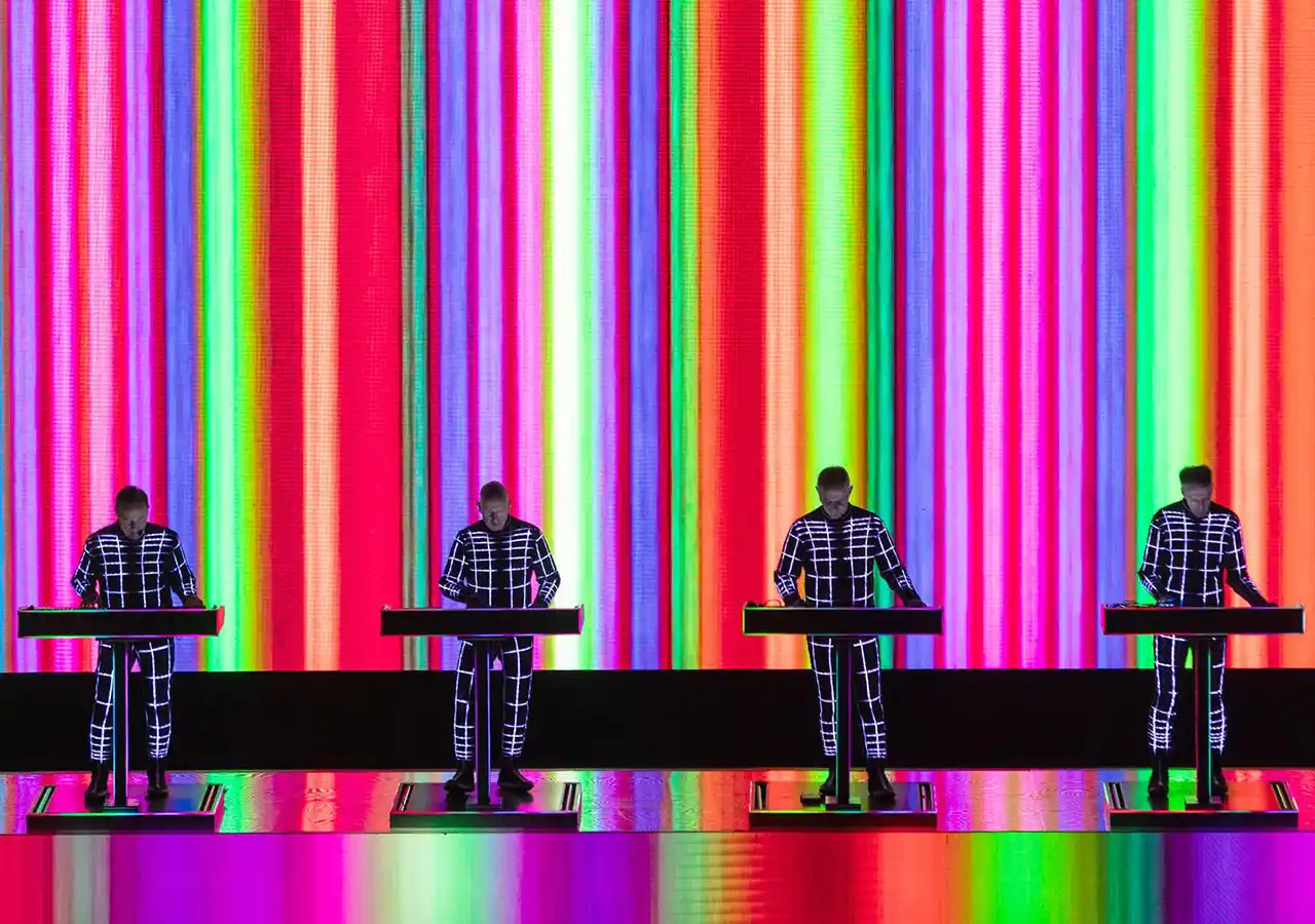 Poză cu Kraftwerk live 4 membrii Kraftwerk pe scenă intr-un show live