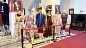 „Mica Unire în lumina reflectoarelor” - Expoziție de costume de teatru