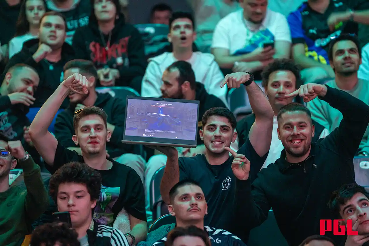 Oameni &icirc;n tribune la BT Arena, PGL 2025