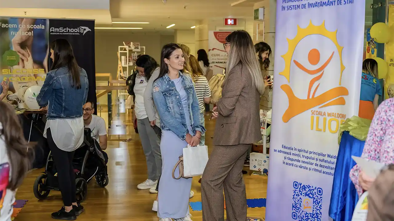 Poză cu mai multe femei la un t&acirc;rg educațional