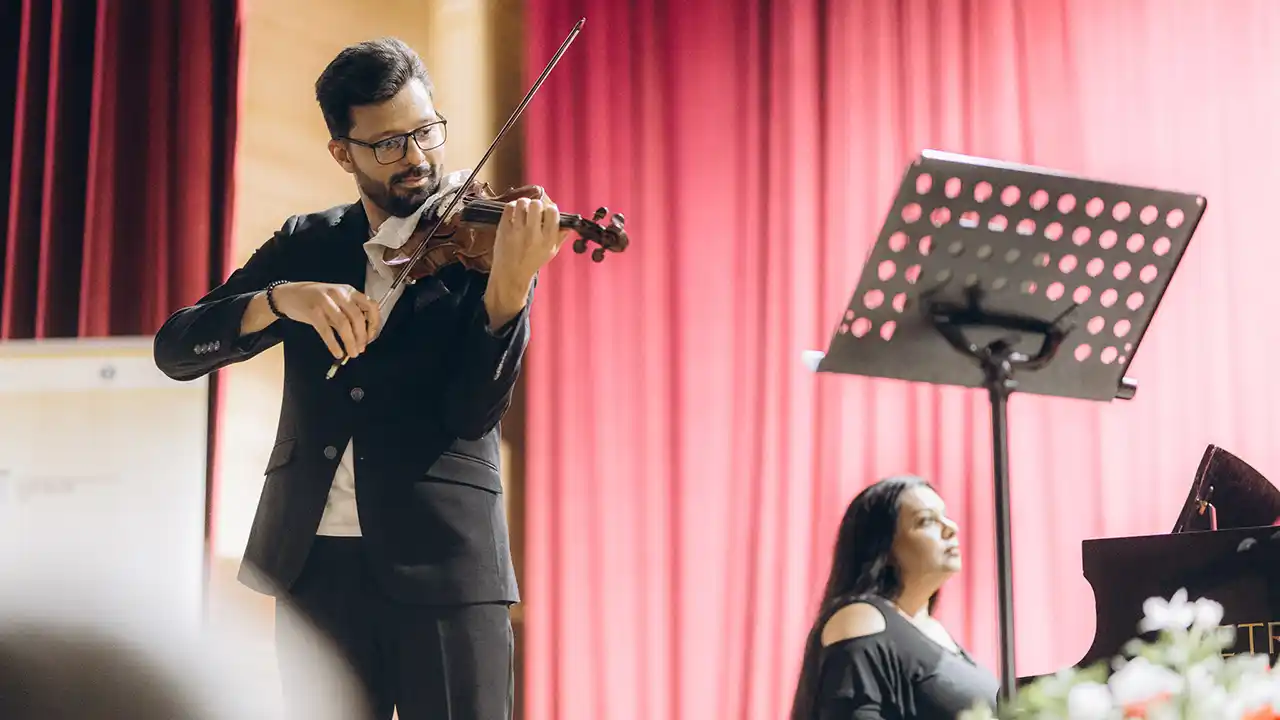 Răzvan Stoica reia turneul &bdquo;Un Stradivarius &icirc;n școli&rdquo;, stagiunea a III-a