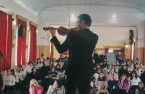Răzvan Stoica reia turneul „Un Stradivarius în școli”, stagiunea a III-a