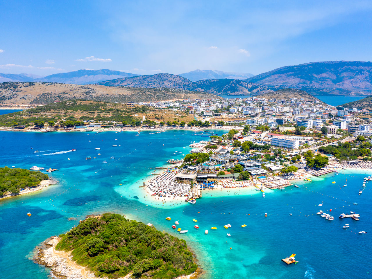 foto karpaten.ro Albania Bora-bora beach iStock Unde-călătorim-în-Vara-lui-2026 karpaten.ro Albania Bora-bora beach iStock