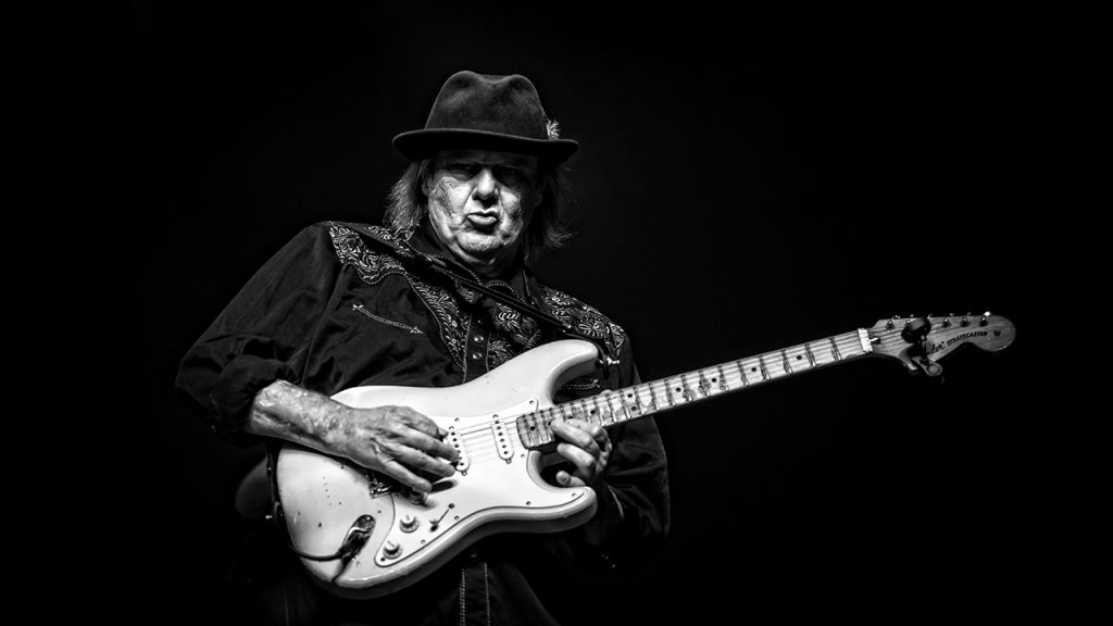 WALTER TROUT, unul dintre numele importante ale blues-rockului american, va concerta în premieră la Brașov Jazz & Blues Festival 2026