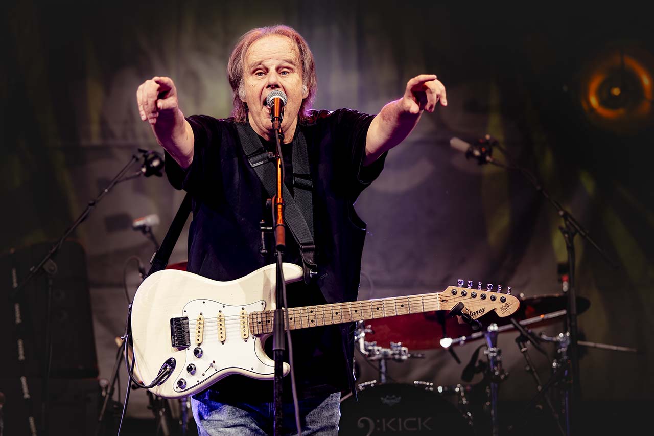 WALTER TROUT în concert WALTER TROUT împreună cu chitara sa, în concert