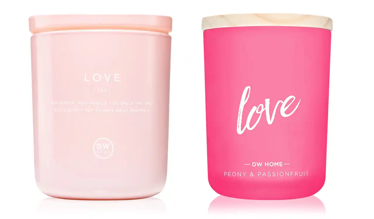 O lumânare parfumată pe care scrie LOVE Cadouri de Valentine's Day