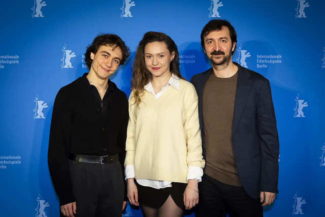 Regizorul alături de actorii principali