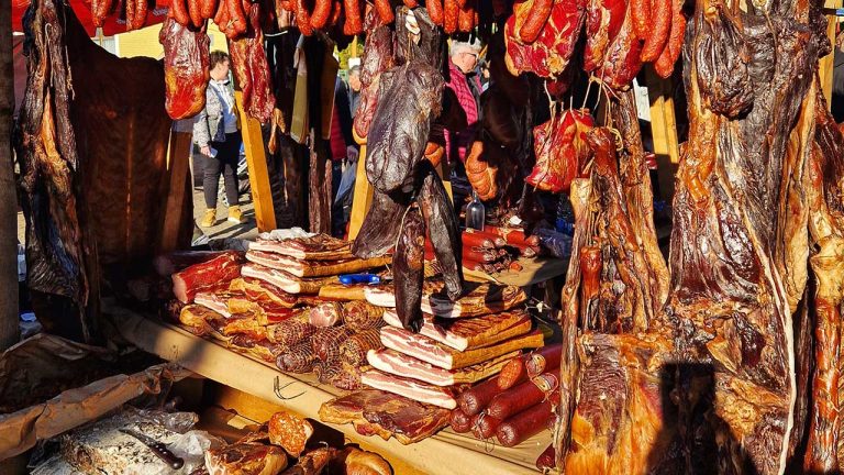 Slaninijada - Cifre impresionante și mii de români, weekendul acesta, la Festivalul Slăninii din Serbia